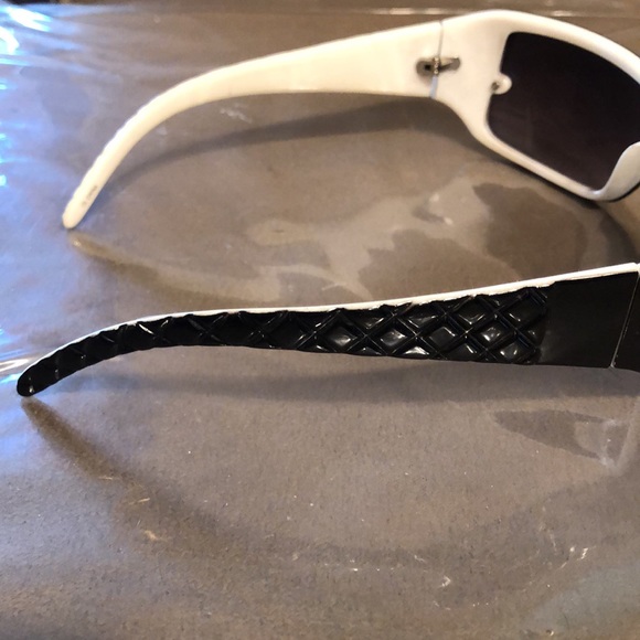 Black & white Sunglasses - Picture 5 of 7